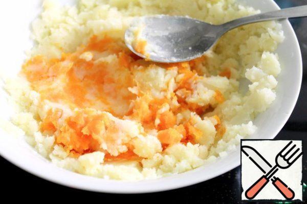 Now lay out the carrots and potatoes that we have prepared (you should, of course, check for readiness). They need to be ground in order, and then sent back to the pan.
Just take out the fillet and let it cool.
All the other vegetables that we cut are also thrown into the broth. If you have boiled only one carrot, then the second one can be cut into quarters and also added. If desired, vegetables can be fried in stages, depending on the cooking time, but I like when they are all soft.