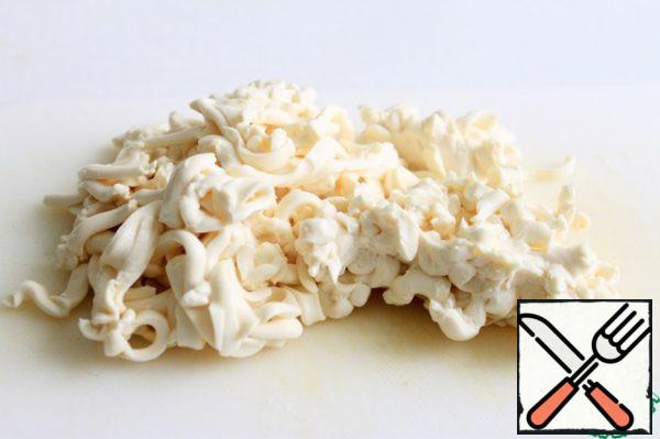 And finally, grate the processed cheese on a coarse grater and put it in a frying pan!
