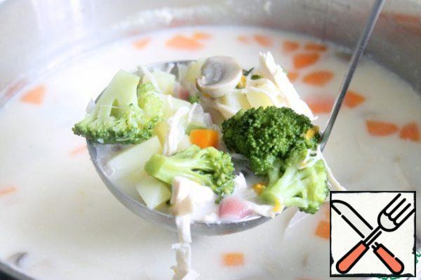 Usually after that I cook the soup for another 5 minutes, and then turn off the stove and cover the soup with a lid. In this form, it comes out in about 10 minutes.