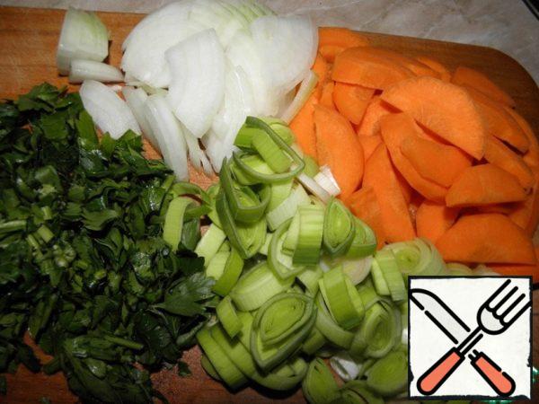 Cut carrots and onions into half rings, leeks into rings, chop the parsley together with the stems.
