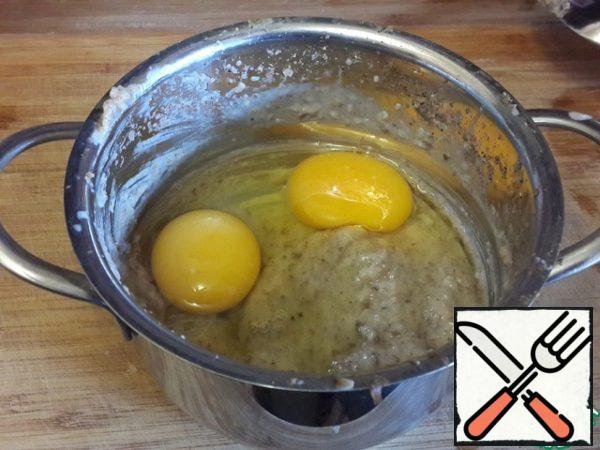 Add the eggs and whisk to make an omelet mass.
