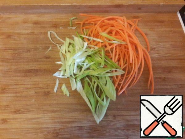 Also cut into strips carrots and leeks.