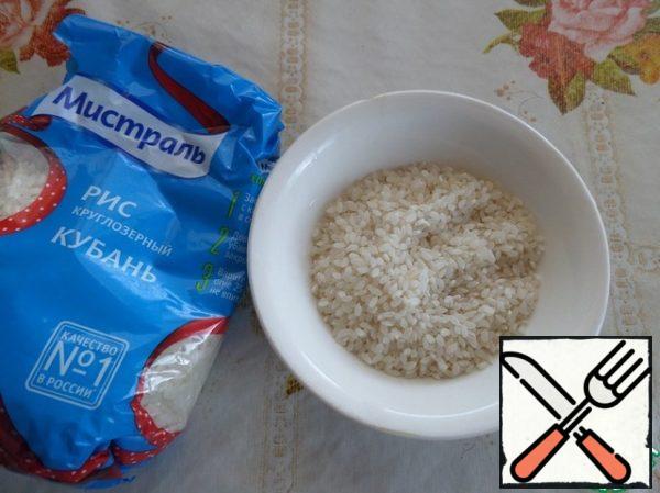 Measure out the required amount of rice. Rinse the rice.
