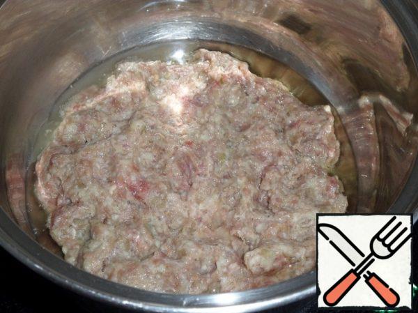 Put the pan on the fire and pour vegetable oil into it. Then lay out the minced meat. (I have already added chopped onion.) Fry the meat for 3-5 minutes, stirring with a spoon.
