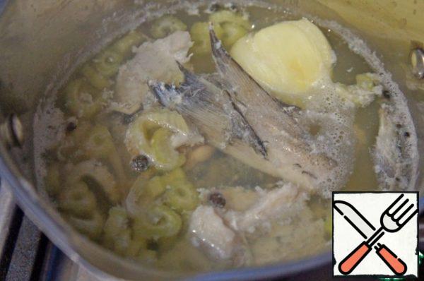 That such wastes from cod with the addition of onion, a couple celery stalks, and allspice and cloves I made broth for soup. If you cook the soup on the water, get a lean option.