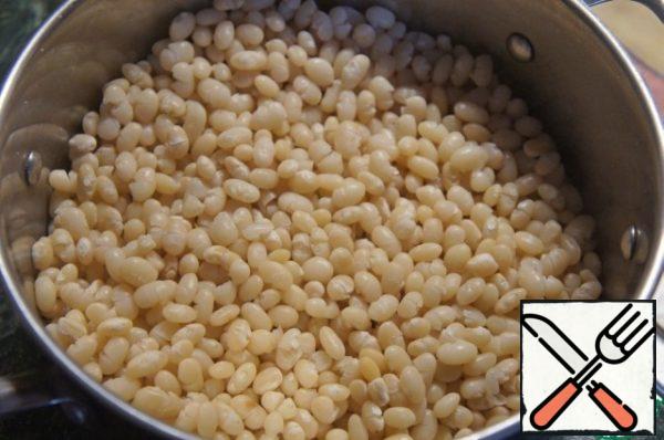 Beans in advance to soak in water for 4-5 hours, then drain the water, pour the beans with fresh water and boil until almost done.