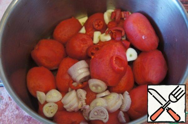 Tomatoes peel, onion, garlic and hot pepper cut into slices.