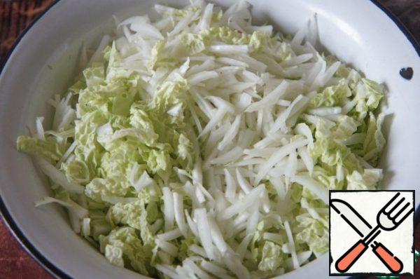 Chinese cabbage should be cut into noodles.