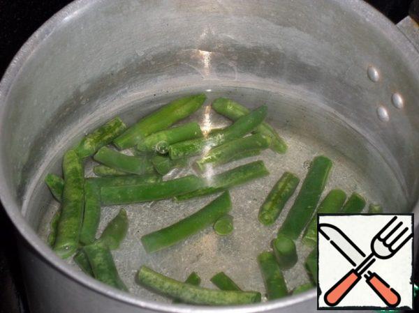 In salted water (1 cup of water, 1/4 tsp salt), boil the green beans for 2-3 minutes.
