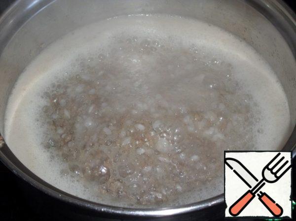 Stir the mass.
