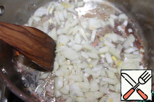 Heat the oil in a saucepan, fry the onion, cut into small cubes until Golden brown for 5-7 minutes.