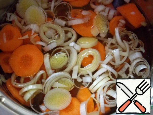 Take a ready-made beef broth. Put there chopped carrots, onions and spices. Cook for 20 min. 