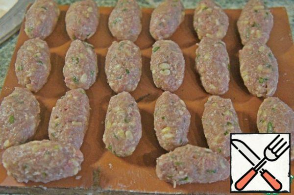 From the resulting mass form a small  meatballs and remove them while in the cold.