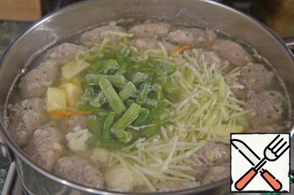 When the soup boils, add the cabbage and green beans and boil after boiling over low heat until the vegetables are tender.