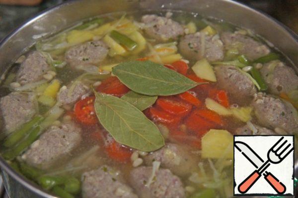 Cut the tomatoes into slices. Add the bay leaf, boil for 2 minutes. Turn off the heat, if desired, put garlic (2-3 cloves) in the soup and let it brew under the lid for 15 minutes.