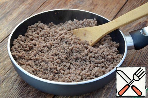 Fry the minced meat, carefully breaking the meat lumps, set aside.