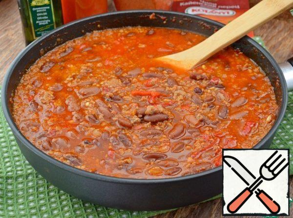 Add to the tomato-vegetable mixture minced meat, put out 5 minutes, pour broth, salt, bring to a boil, reduce heat to a minimum and simmer for 20 minutes, add boiled beans at the end, warmed and turn off.
The density of the dishes to regulate beef broth.