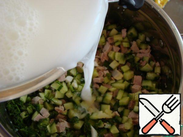 Then fill up the "broth" in the chopped ingredients and combine all, stir the mixture. Try, if someone something on taste of lacks, can be add (of salt, sugar or acid).
The soup is ready, Bon appetit!
