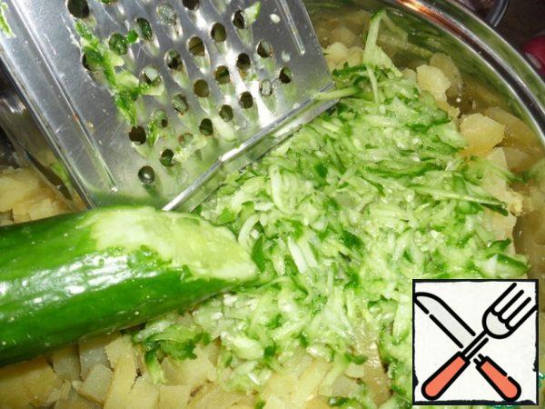 Rub on a large grater cucumbers.
