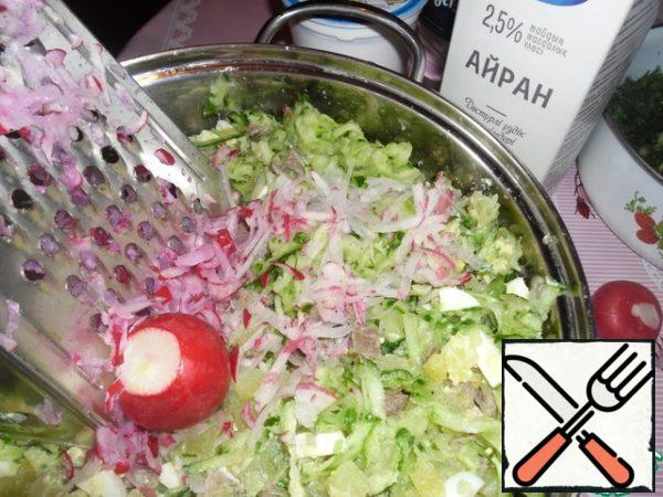 If desired, you can add radish grated on a coarse grater. But you can do without it.

