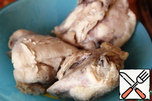 Cut the chicken into pieces. Rinse. Cover with water, bring to boil, cook until tender.
Separate meat from bones.
Pour the broth into a separate pot.