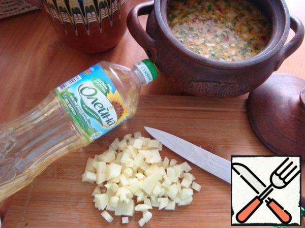 Peel the potatoes, dry them and cut them into small cubes.
