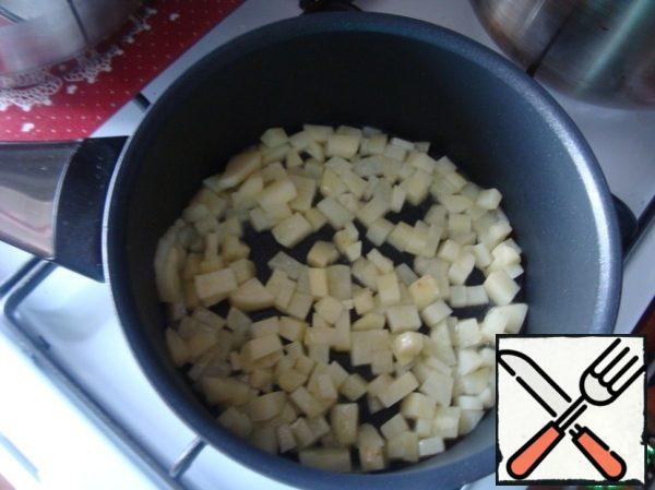 Pour oil on the pan. Warm up the sunflower oil in a pan and spread the potatoes. Fry it until cooked and beautiful colors.