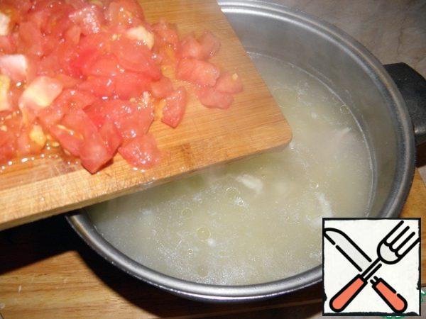 Then add to the soup diced tomatoes (I remove the skin), do not forget about the spices.