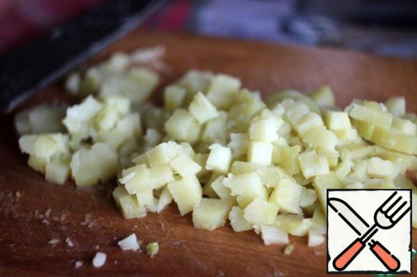Cut the potatoes into small cubes (you can just mash them in mashed potatoes, so the soup will turn out thick).
