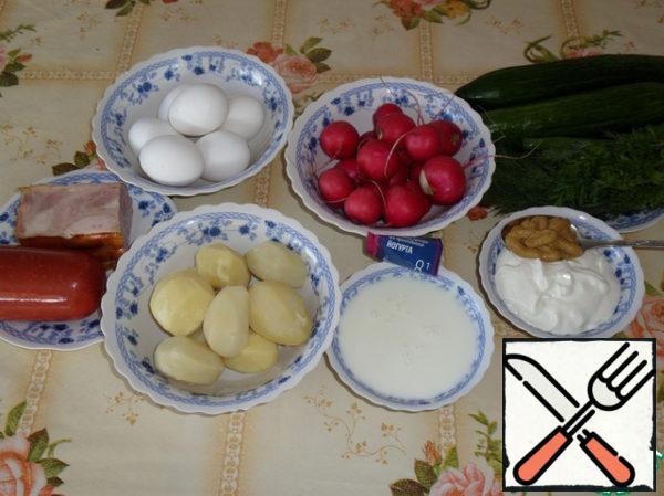 Prepared products. Boiled chicken eggs.
Washed, cleaned and boiled potatoes until tender.  Washed the vegetables and greens.
