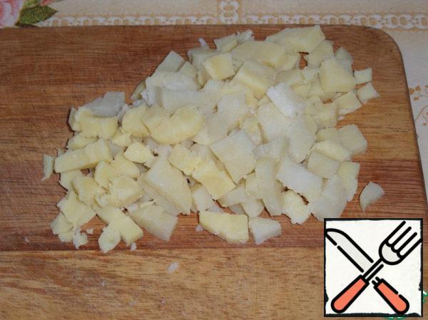 Cut the boiled potatoes.
