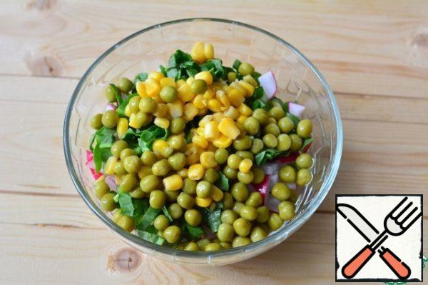 Put the prepared foods in a bowl. Add green peas and corn.
