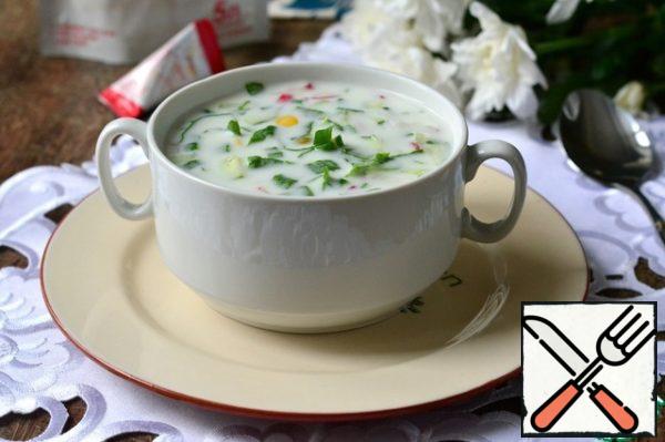 Fill everything with the prepared mixture of yogurt and mineral water. Add salt to taste. Season the finished soup with sour cream.