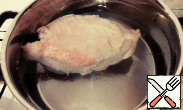 First boil the breast.
Chicken leg I do not advise.
As expected, to remove the foam after boiling, add salt and cook 40 minutes on low heat.