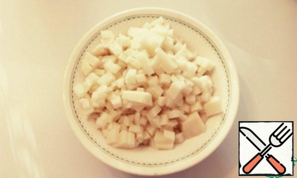 Potatoes peel and dice, as you always cut for okroshka, I cut finely.
When the breast is already the boil for 40 minutes, add potatoes and cook until tender about 15 minutes.
At the end of cooking, try the salt, I add pepper.
Breast get cold, and I put the broth in the tub with cold water.