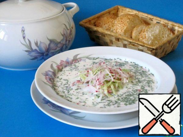Pour on plates, add sour cream. You can add ice cubes.