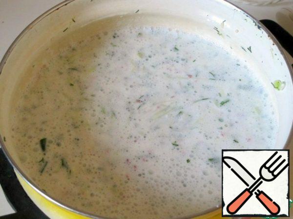 Wash the onion and dill, finely chop. Onions can be lightly kneaded with salt. Put all the prepared products into the mold, pour the cooled yogurt mixture, mix well.

