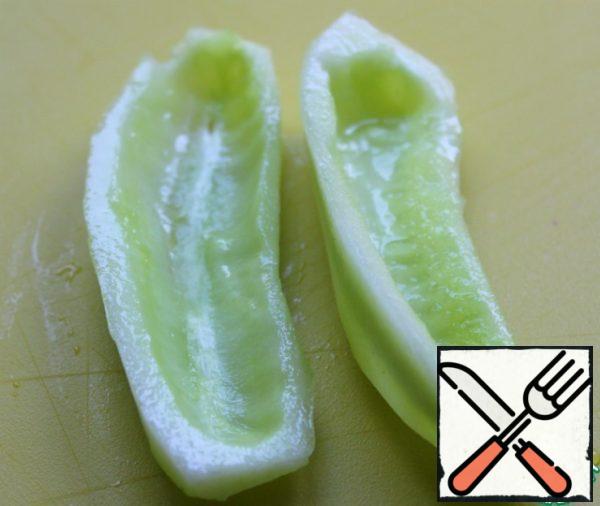 Peel the cucumber from the skin and seeds.
Cut into cubes.
