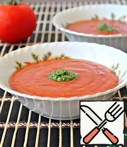 Pour the gazpacho in cold bowls, mid spread 1 teaspoon of pesto and enjoy!