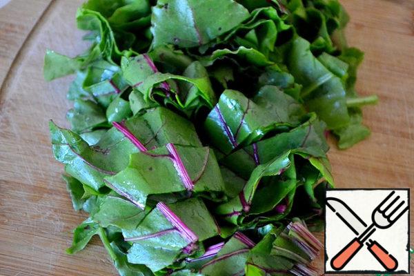Cut beet tops and sorrel, put in a pot, pour about 2 cups of cold water, bring to a boil and cook for 5-7 minutes.