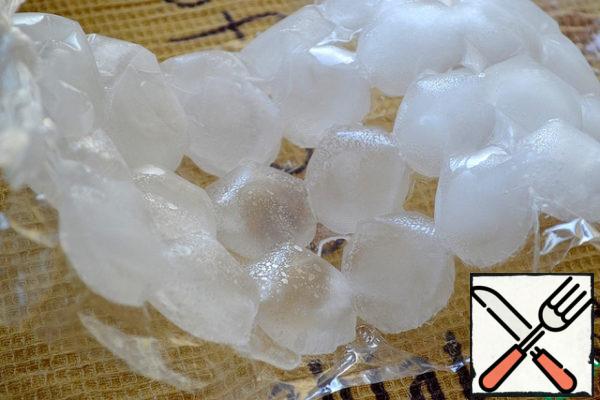 In this heat, we will definitely need ice - for sure, and do you always have it in stock? Sorrel and beet tops are thrown back, we rub it with a pestle and add it to all other products.
