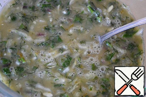 Pour the okroshka with kvass, mix everything.
