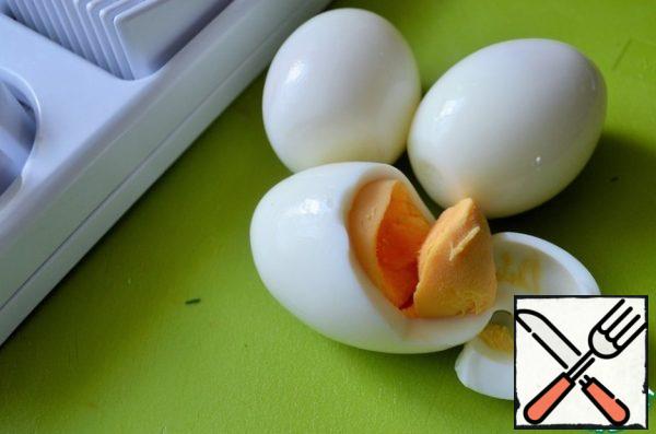 Here are the boiled eggs you should get.
And this is much more aesthetic and appetizing.
Chop eggs in the ball-cutter or manually pre-laying aside one yolk.