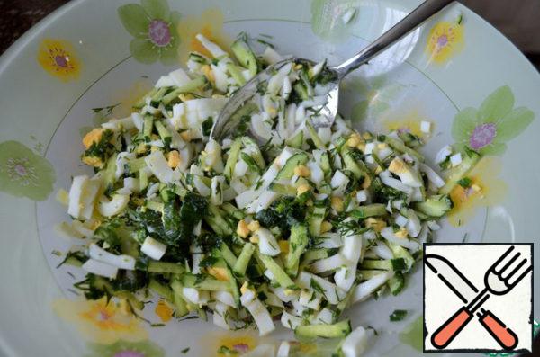 Put cucumbers, squid, eggs in a bowl, mix.
