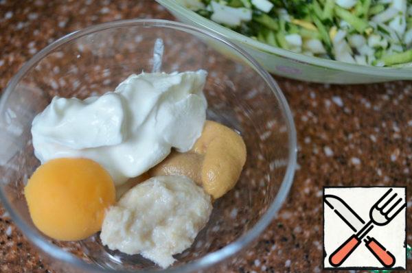 Prepare a dressing sauce.
To combine the mustard, horseradish, yolk of boiled eggs and sour cream.
Mix.