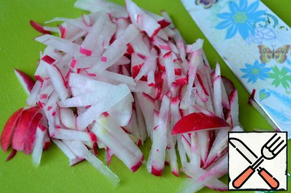 Garden radish cut into the same cubes.
But it is necessary to add a portion directly in the plate, as radishes in sour environment tends to lose its color.