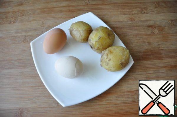 Boil potatoes in a uniform, hard-boiled eggs.
