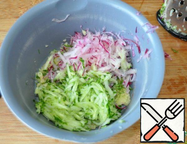 Add to the potatoes grated on a grater cucumber and radishes.