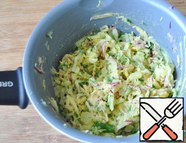 Mix the dressing with other components of the okroshka. A homogeneous mass should be obtained.

