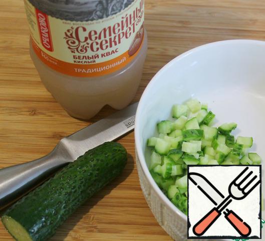 All products will be cut finely to grate, cut, chop!
Cucumber cut into small cube and put into the bowl.